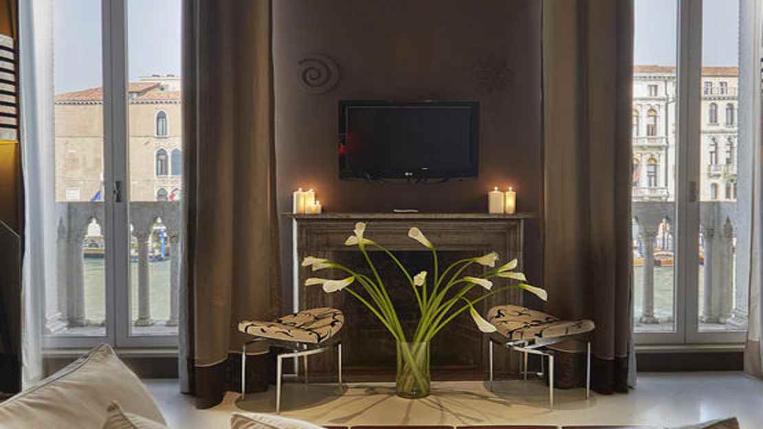  Bilevel Superior Suite 